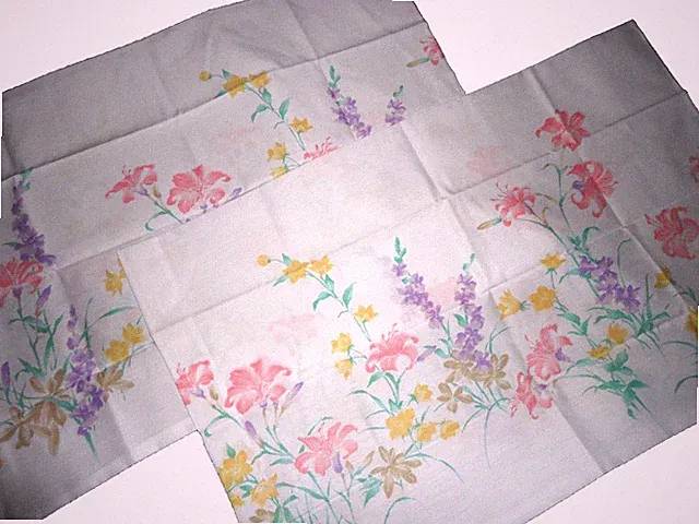 VINTAGE BURLINGTON PRETTY SPRING FLORAL LILLIES (2) STANDARD PILLOWCASES 20X30